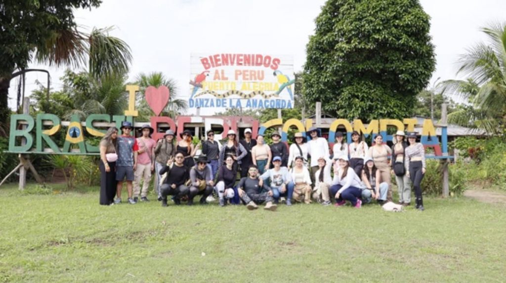 Fotografía de los estudiantes en "Puerto alegria" en el Perú