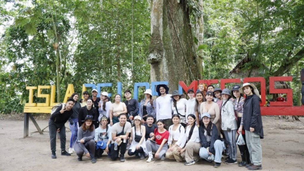 Fotografía de los estudiantes en la "Isla de los micos" en Colombia