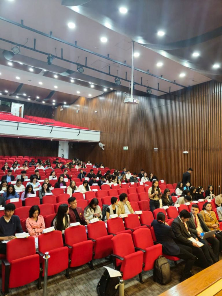 fotografía del auditorio en el MONUL con perspectiva diagonal desde el escenario