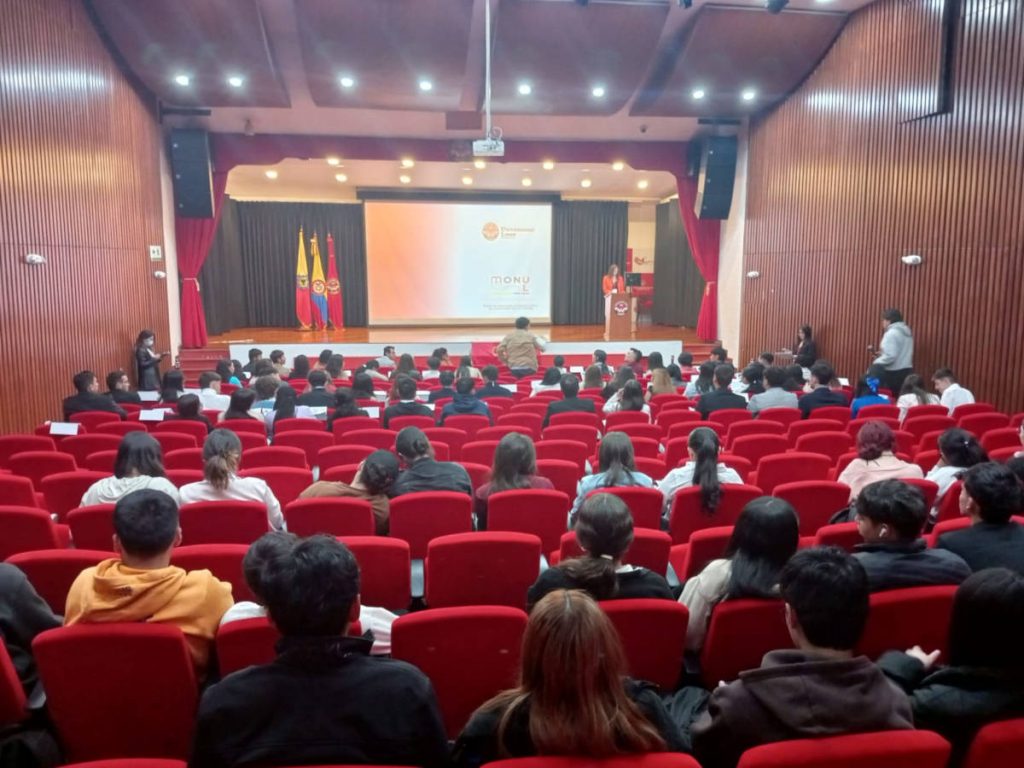 fotografía del auditorio en el MONUL con perspectiva frente al escenario